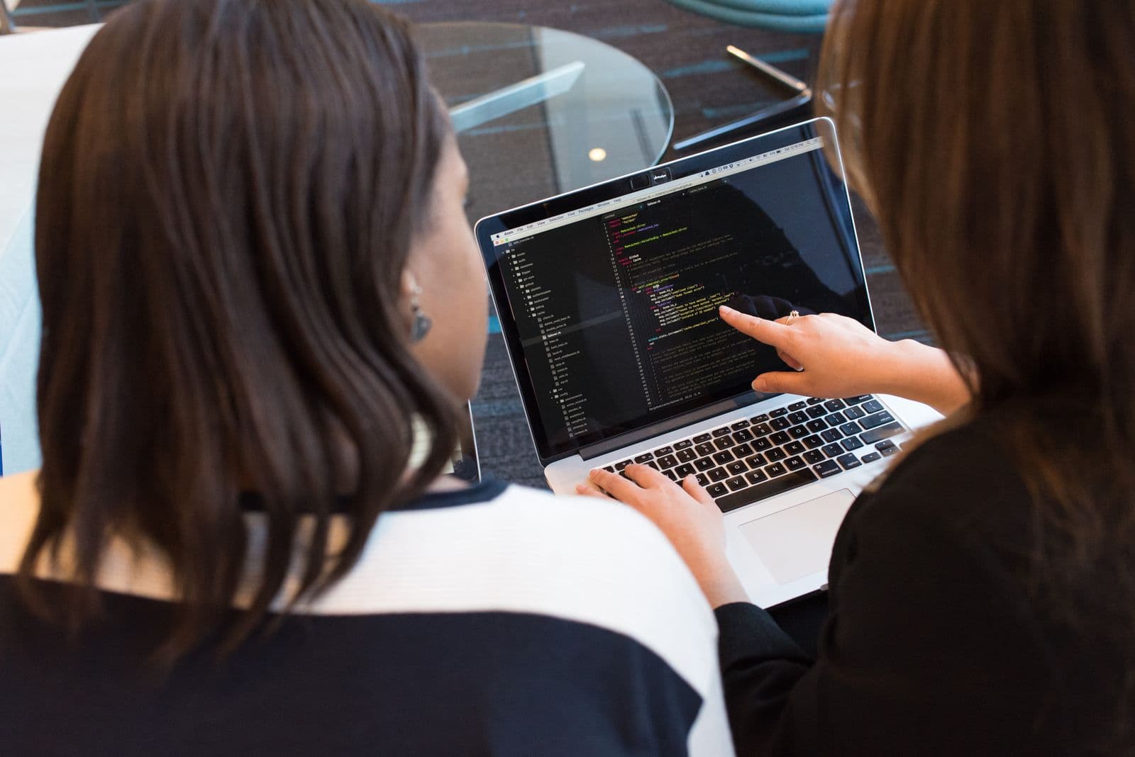 Deux femmes qui regardent du code sur un ordinateur portable